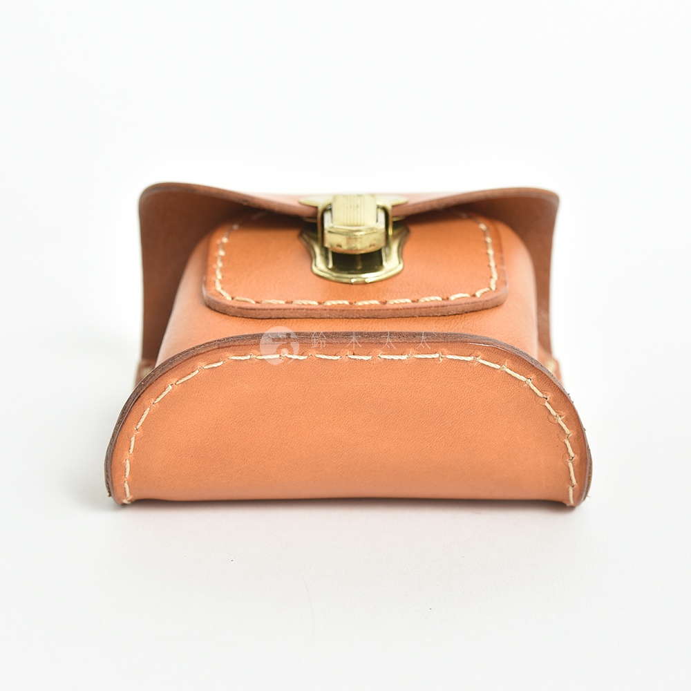 職人手作皮革耳機收納包，淺棕色，簡約設計，配有復古金色金屬釦，手工縫線細緻。