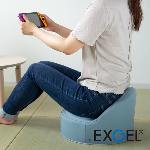 淺藍色 YUKA PUNI FIT 腰靠墊高圓坐墊，為布質材質，具有弧形靠背設計，底部有 EXCEL 品牌標誌。