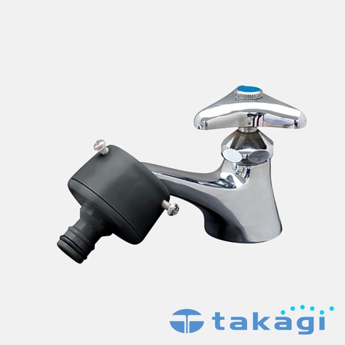 一個銀色的金屬水龍頭安裝著黑色的Takagi多功能水龍頭接頭，該接頭側面有兩顆銀色螺絲，可用於固定在不同形狀的水龍頭出水口上，底部設計有快速連接接頭，適合居家園藝灑水使用。
