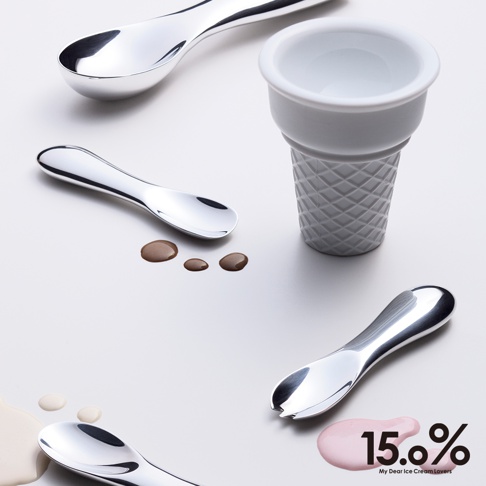 四款銀色金屬冰淇淋勺，其中一款為叉勺設計，搭配白色網格紋路冰淇淋杯。地面散落著巧克力、香草和粉色醬汁。