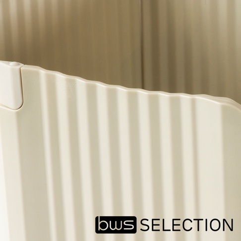 米白色廚房IH專用防油污六片式摺疊隔板，表面有規則的垂直凹槽紋理，材質應為塑膠。