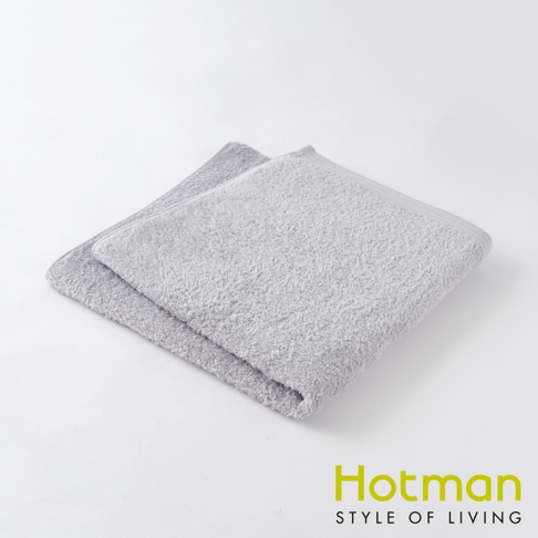 兩條淺灰色毛巾堆疊，材質柔軟厚實，表面有明顯的織紋。