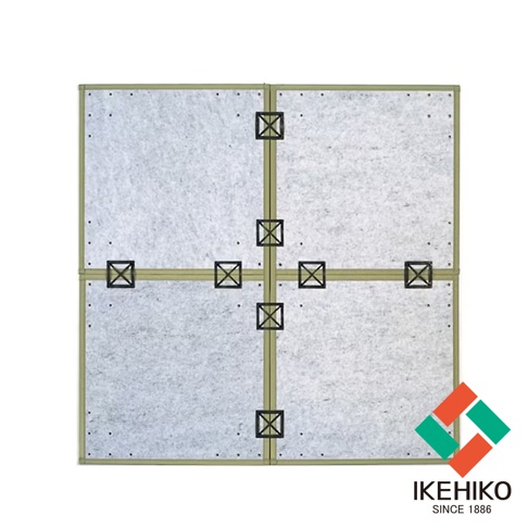 四塊淺灰色的藺草榻榻米由淺棕色的邊框連接，中間以十字形黑色連結器固定，呈現網格狀排列。