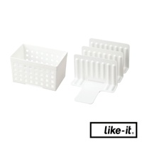 白色網格收納盒與一組三個白色塑膠冷凍庫專用分層隔板，隔板帶有垂直凹槽和T型底座。