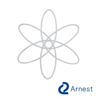 白色花朵造型鍋具防刮保護墊，由多條光滑的白色線條彎曲而成，中心為圓形，外圍有五個花瓣狀的弧形，整體呈現立體感，底部有藍色Arnest品牌標誌。