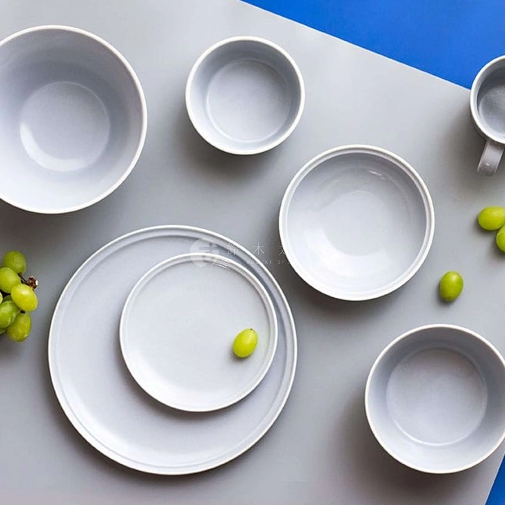 Ciel 美濃燒系列，共展示兩款淺灰色配菜盤、三個淺灰色釉彩碗，以及一個淺灰色釉彩杯。盤子和碗皆為圓形，邊緣帶有簡約線條，整體呈現素雅質感。