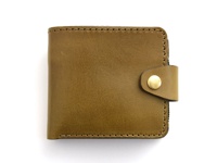 職人手作皮革Titi wallet二合一可拆式短夾，淺棕色皮革，附金色金屬按扣，車縫線清晰，設計簡約。