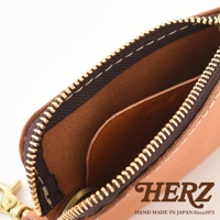 職人手作皮革鑰匙包 KE-3，展示其打開的內部，包含縫線細節、銅色拉鍊和淺棕色皮革材質。