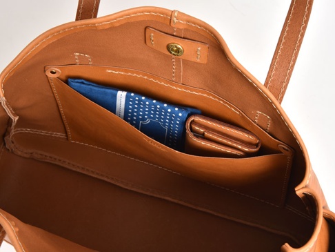 内ポケットに収納してみました。中には、ポケットや定期入れが入っています。よく使うものや、細々したものを入れると鞄の中で迷子にならずにすぐに取り出せます。