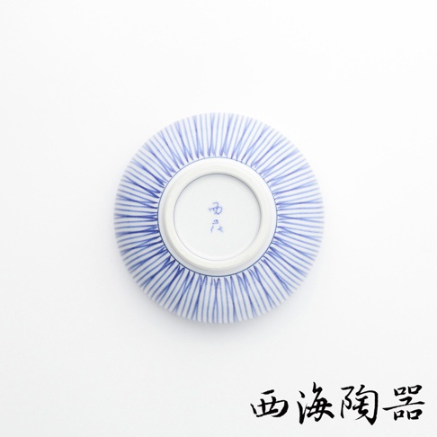 波佐見燒十草紋小碗，藍白條紋，陶瓷材質，碗底有印記，整體呈圓形，置於白色背景上。
